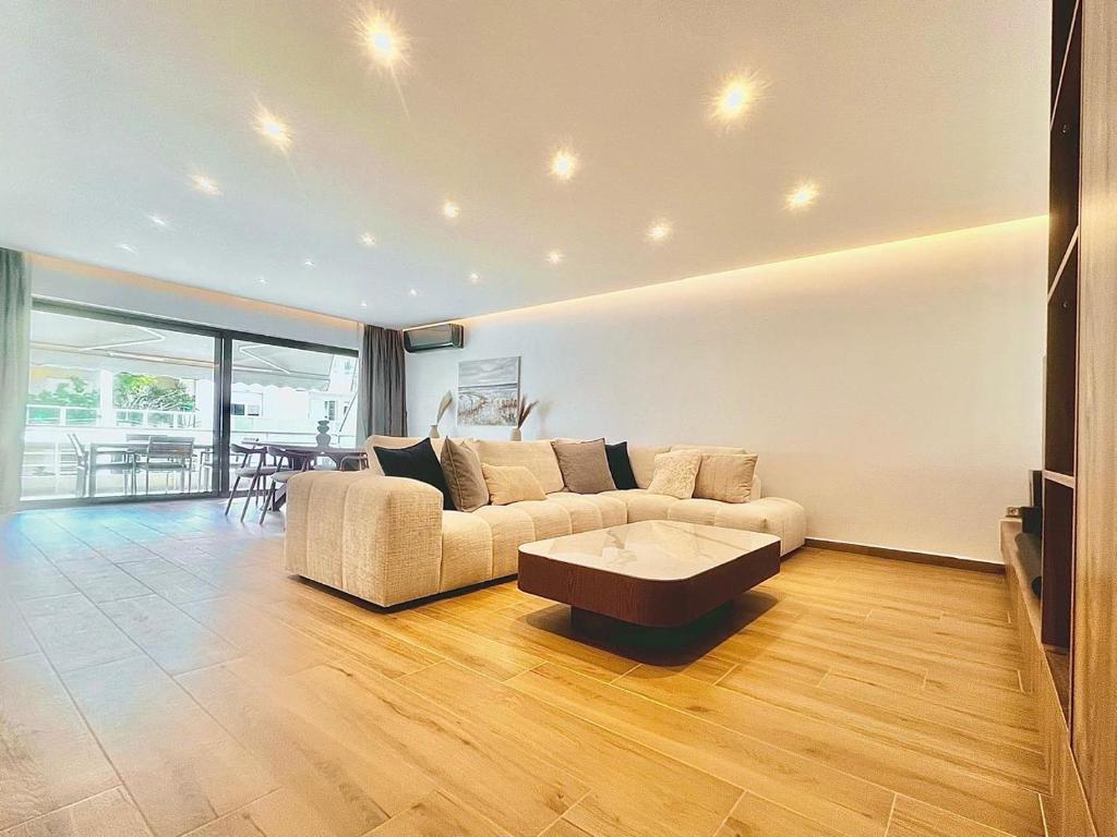 Sealine Spacious Apartment