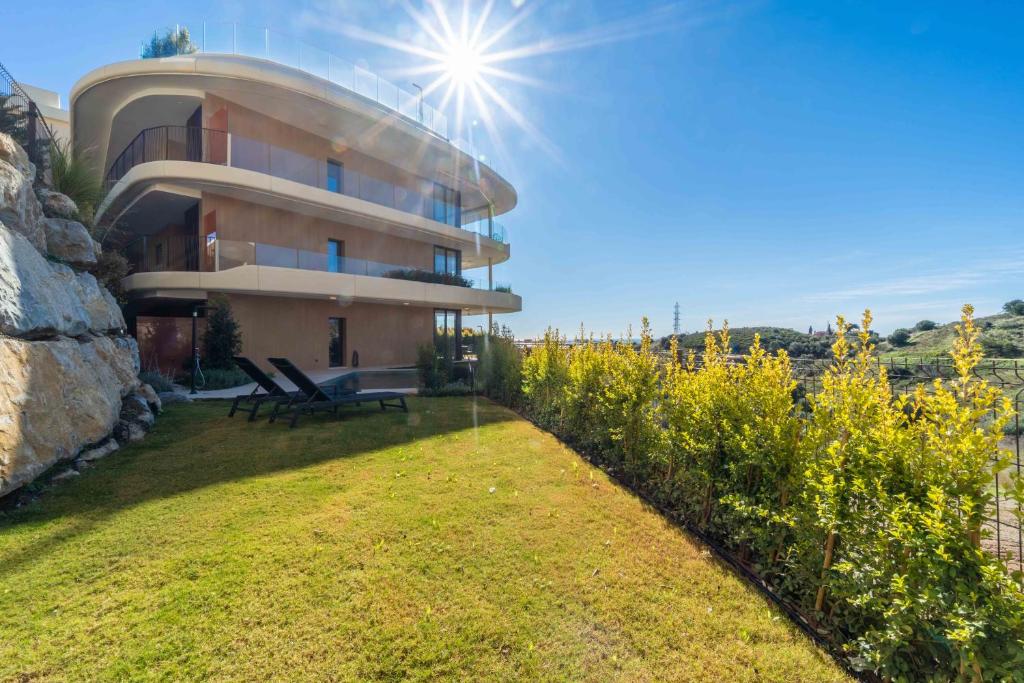 Valley Dream - Garden Villa with Private Infinity Pool and Large Terrace, Higueron, Fuengirola