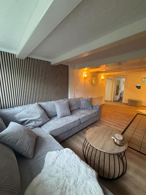 a living room with a couch and a table at 115 qm Apartment für bis zu 8 Personen mit 4 Schlafzimmern in Lünen