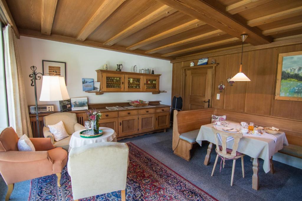 un soggiorno con tavolo e sedie di Pension Landhaus Gasteiger a Kitzbühel