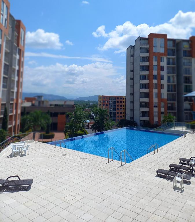 a swimming pool on the roof of a building at Reserva del Peñón Girardot - Apartamento Vacacional Familiar Confort La Esmeralda in Girardot