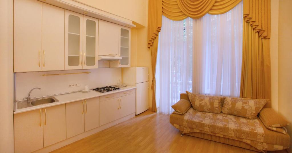 Kuchyň nebo kuchyňský kout v ubytování Ekaterina Hotel