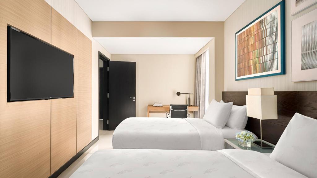 Two-Bedroom Suite with One King Bed, Two Single Beds and Ocean View