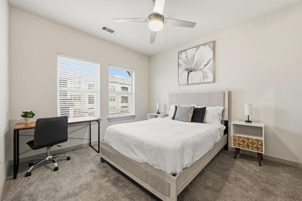 a bedroom with a bed and a desk and a computer at Chisholm Trace 327 Relaxing 2BD 2BA in Cleburne