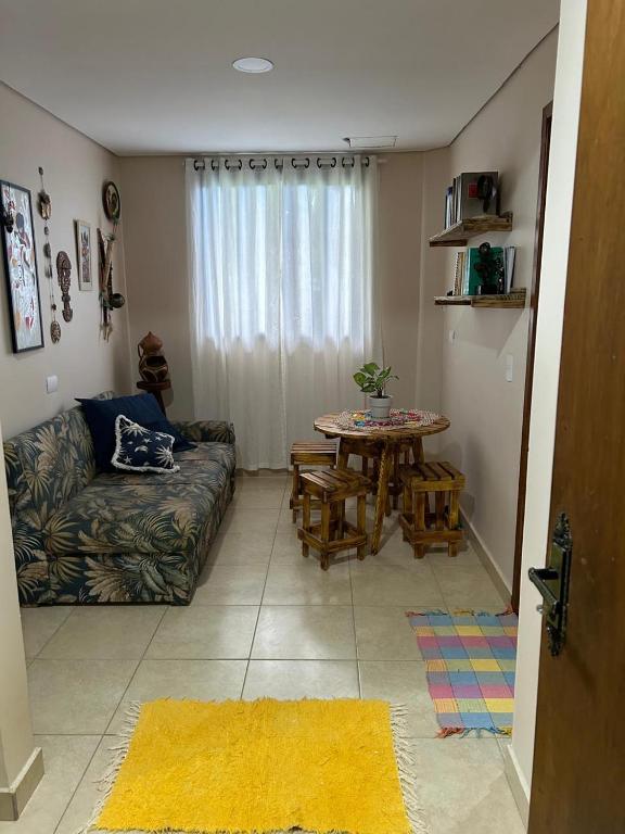 a living room with a couch and a table at Casa do Rio in Morretes