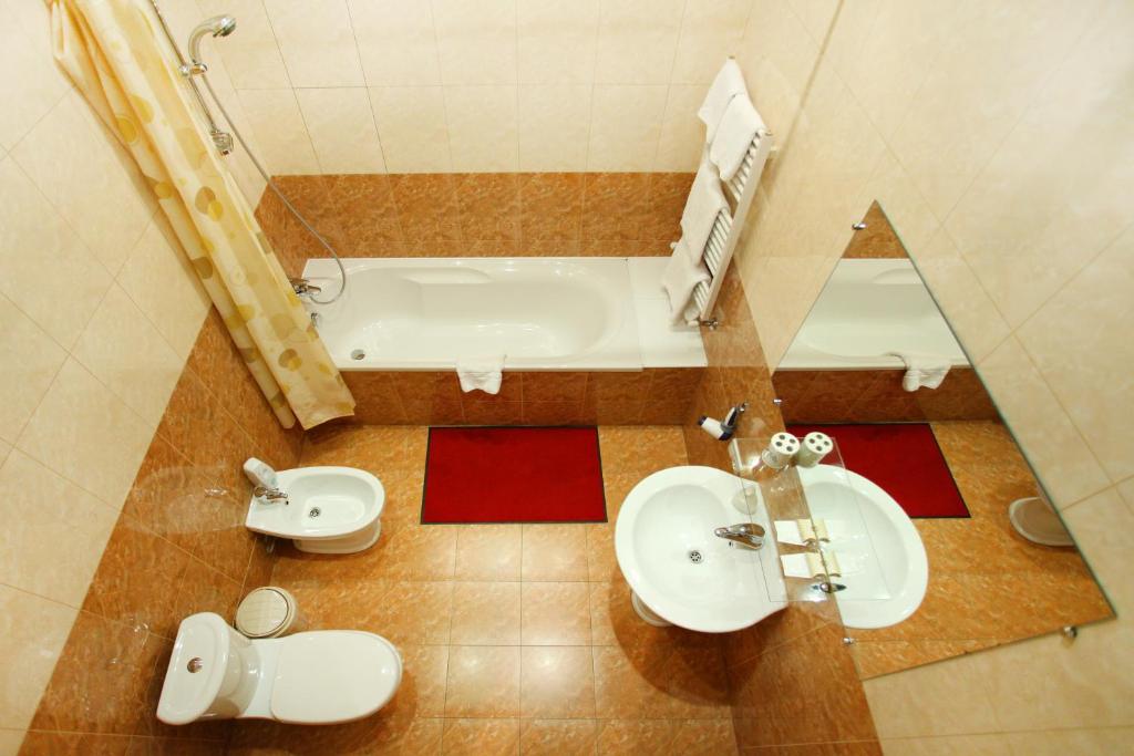 Koupelna v ubytování Ekaterina Hotel