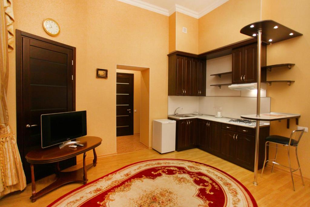 Kuchyň nebo kuchyňský kout v ubytování Ekaterina Hotel