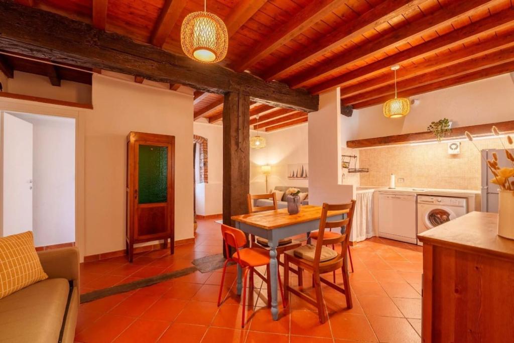 a kitchen and living room with a table and chairs at Beach Lake Apartment in Bellagio