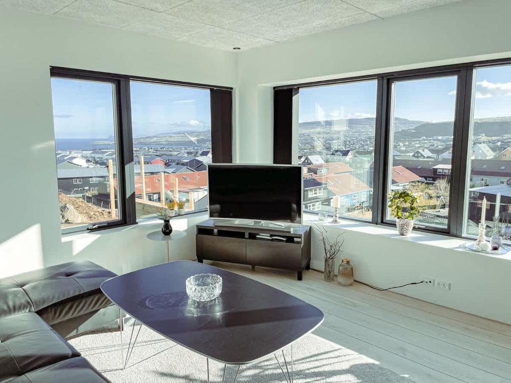 Ocean and City View - Modern 3BR in Hoyvik