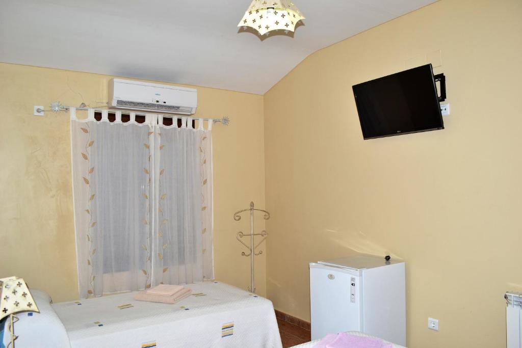 A bed or beds in a room at Hostal la Encina