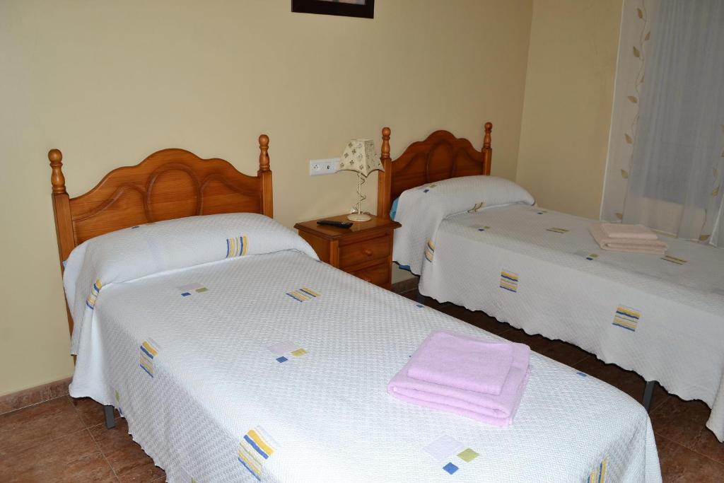 A bed or beds in a room at Hostal la Encina