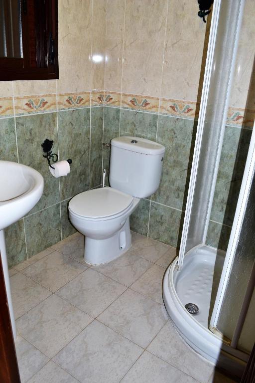 A bathroom at Hostal la Encina