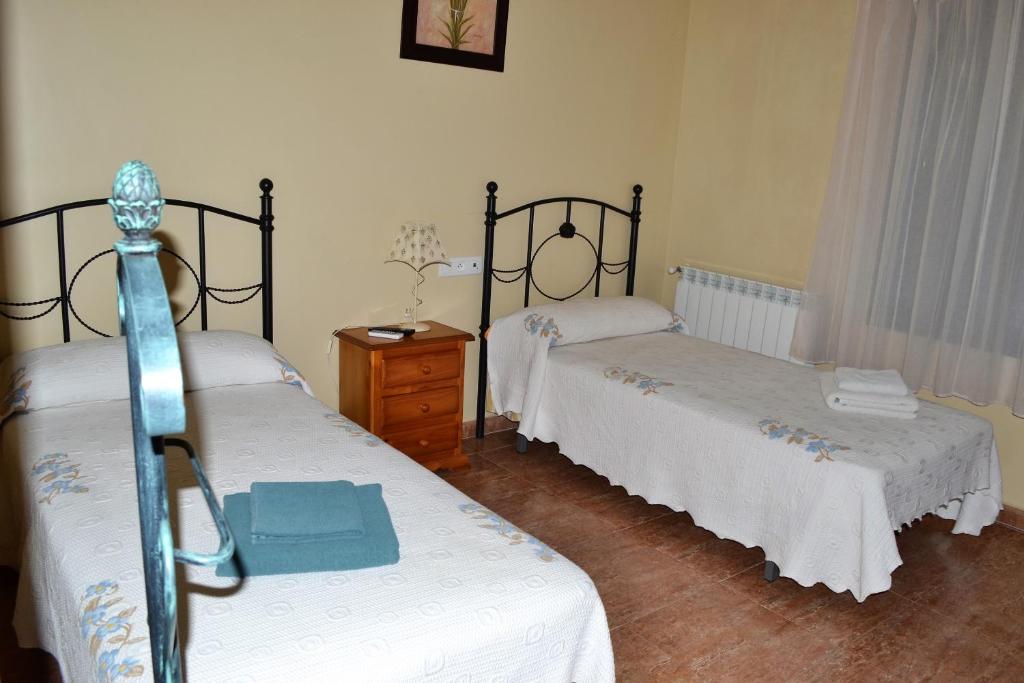 A bed or beds in a room at Hostal la Encina