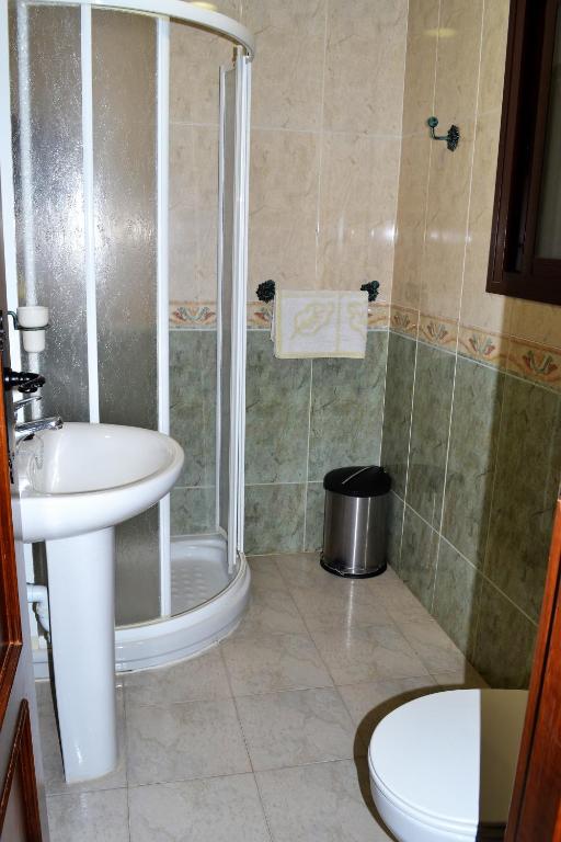 A bathroom at Hostal la Encina