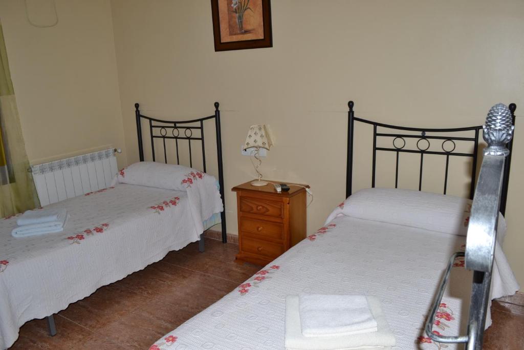 A bed or beds in a room at Hostal la Encina