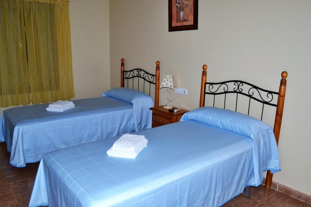A bed or beds in a room at Hostal la Encina