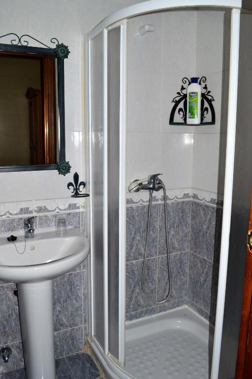 A bathroom at Hostal la Encina