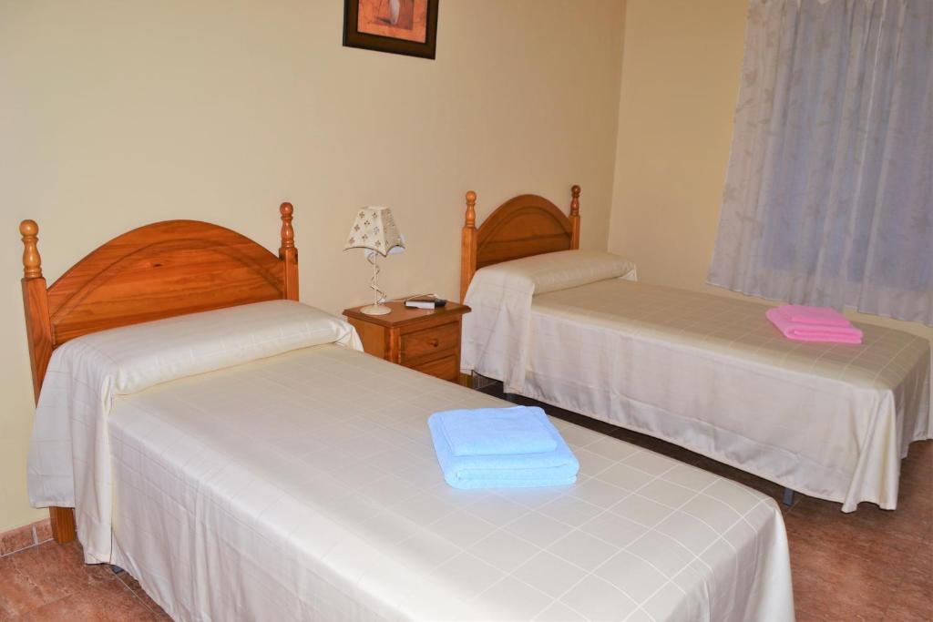 A bed or beds in a room at Hostal la Encina