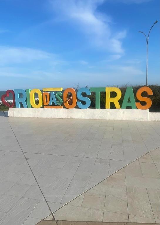 a sign that says roxas street on a wall at Hotel Costa Rio in Rio das Ostras