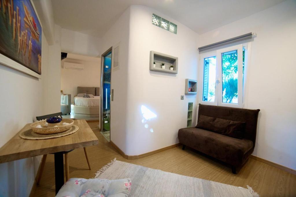 a living room with a couch and a table at Merovigli Suites in Mérikhas