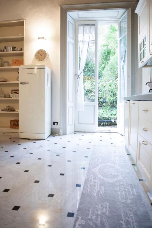 A kitchen or kitchenette at The Como Secret Garden