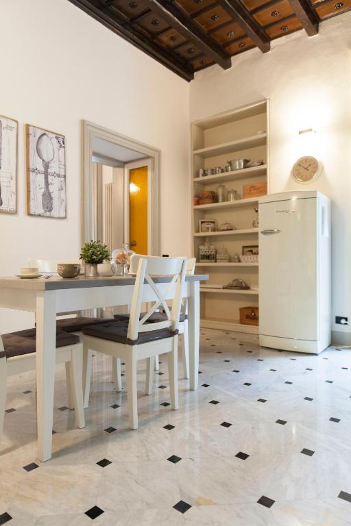 A kitchen or kitchenette at The Como Secret Garden