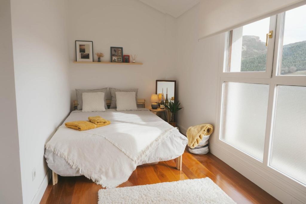 a bedroom with a bed with two teddy bears on it at Habitación en vivienda compartida con baño privado in Santullán