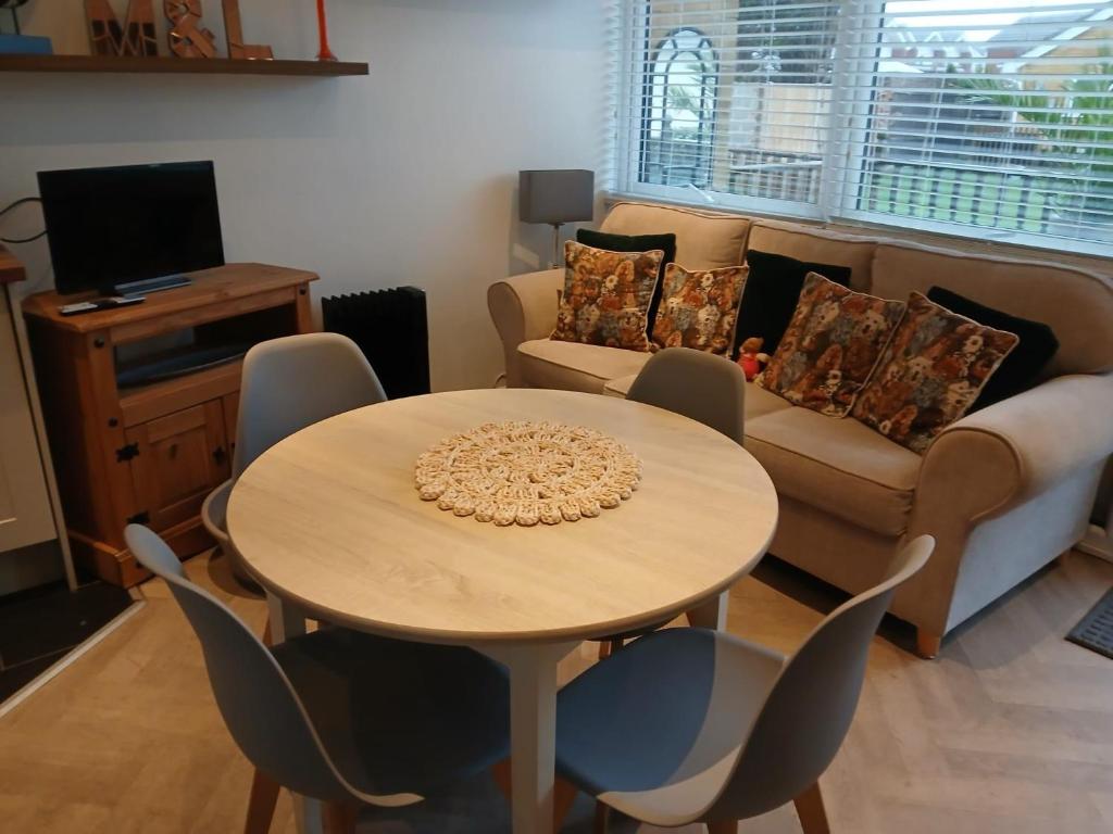 Cosy 4 Berth Bungalow At Waterside Village Park In Corton Ref 14002W 6