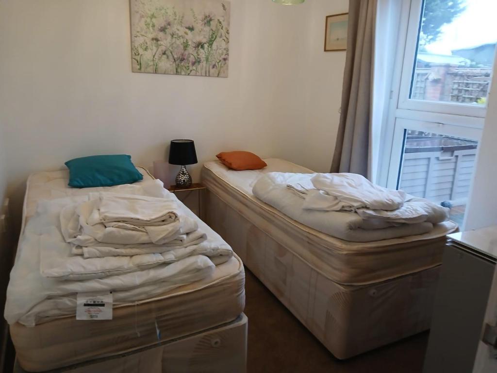 Cosy 4 Berth Bungalow At Waterside Village Park In Corton Ref 14002W 2