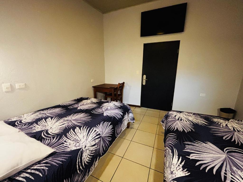 Arenal Backpackers Resort - Standard Double Room With Two Double Beds