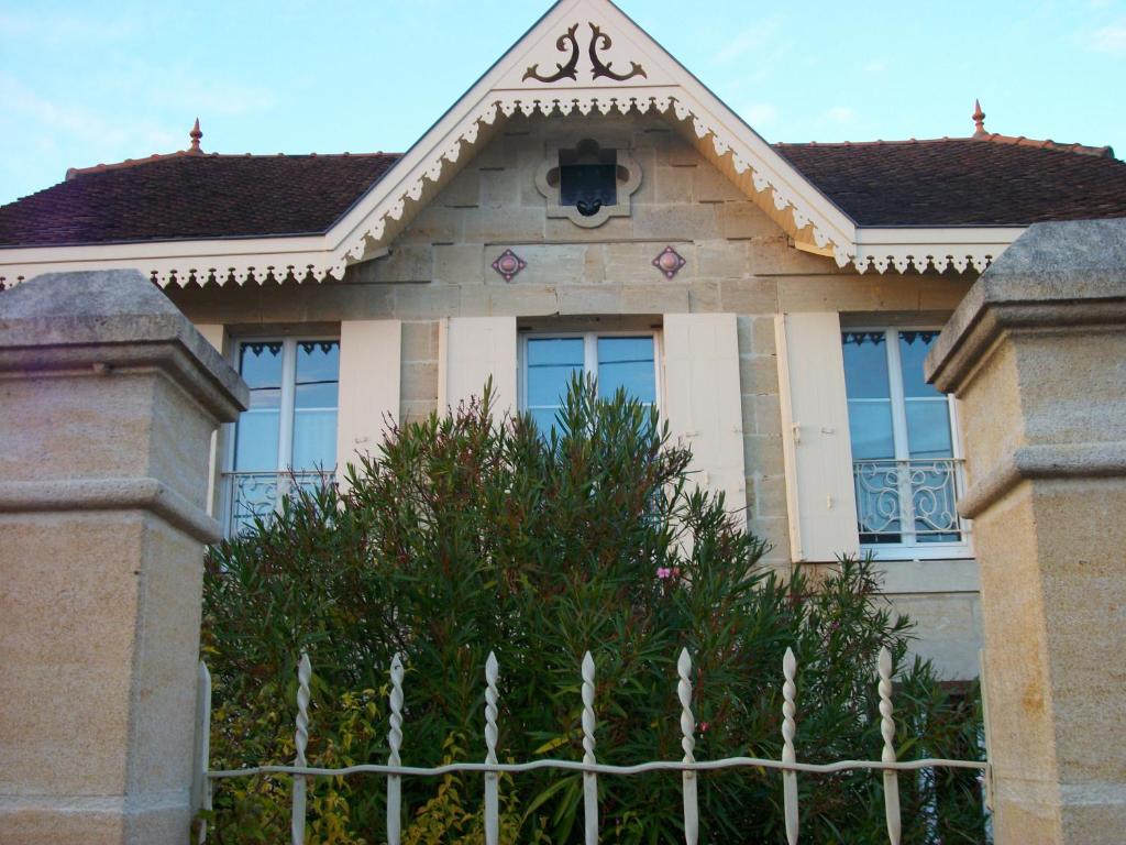 een huis met een hek ervoor bij Domaine de Monein in Saint-André-de-Cubzac