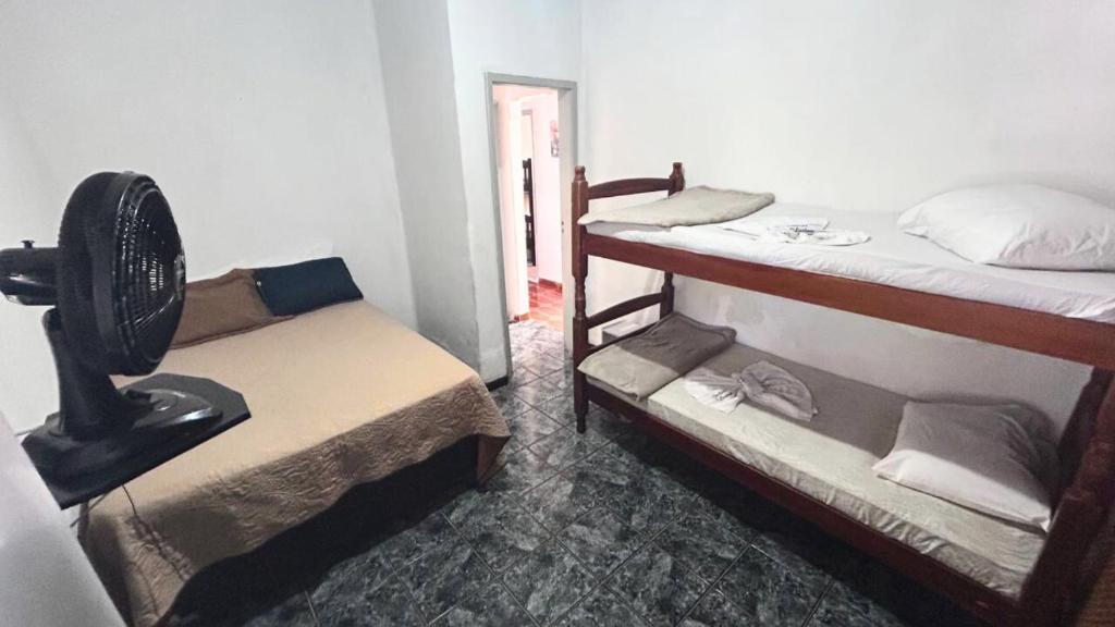 a room with two bunk beds in a room at Cantinho dos Barbosas in Angra dos Reis