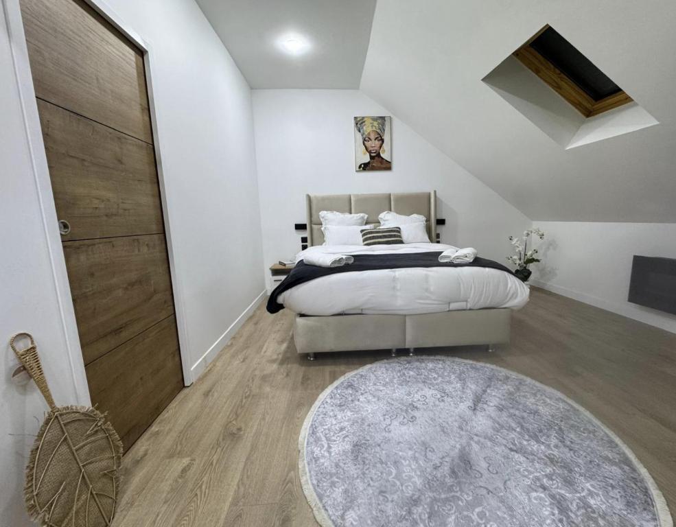 sypialnia z łóżkiem, dywanem i drzwiami w obiekcie Lilas House w Beauvais