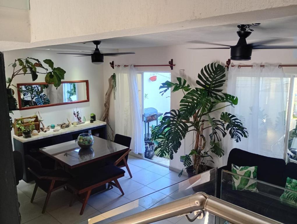 a living room with a table and a dining room at Casa Monstera Bahia in Naranjo