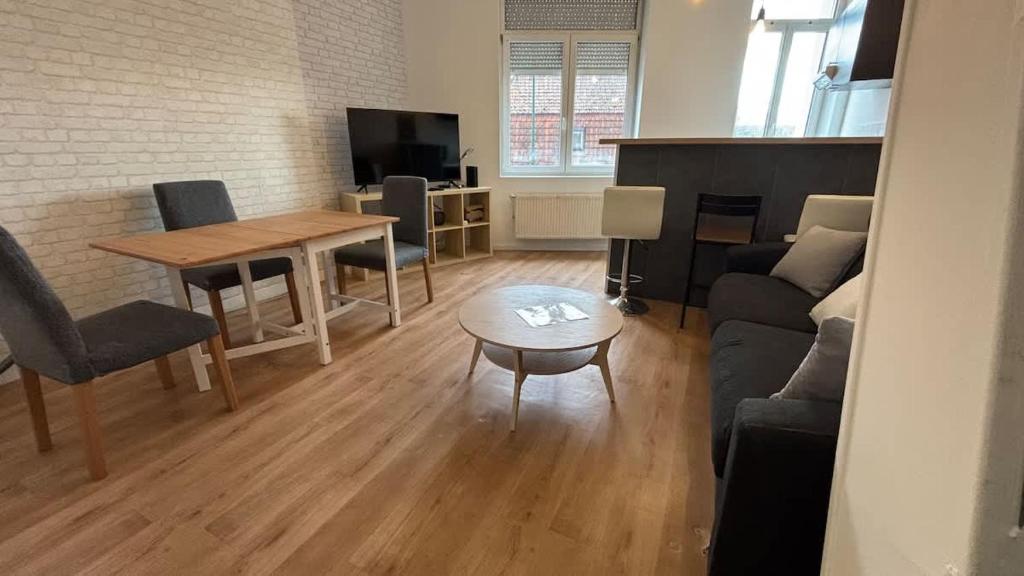 Duplex 4p Arras في أراس: غرفة معيشة بها طاولة وأريكة