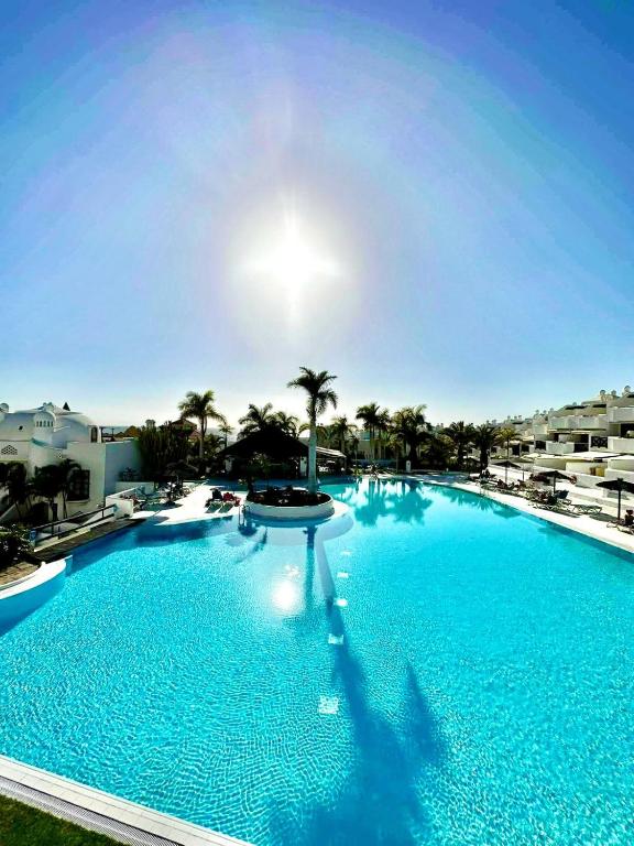 3 bedroom, heated pool, free parking