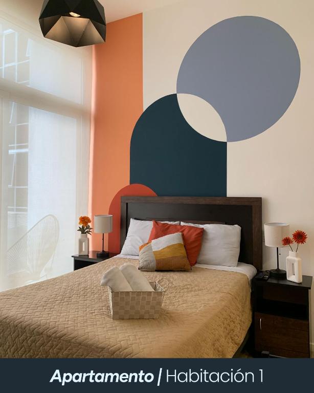a bedroom with a large bed with a speech bubble on the wall at Narama 1 - Apartamento cerca del aeropuerto - Zona 13 de la Ciudad de Guatemala in Estación Pamplona