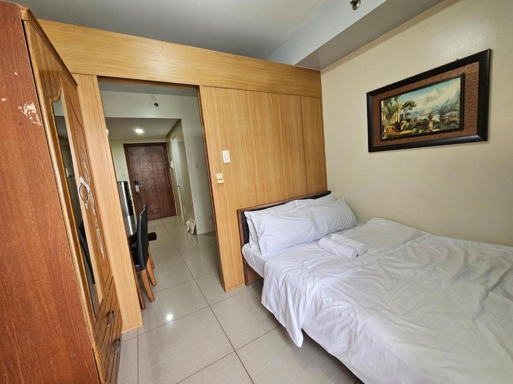 Shell Low Floor Amenity Pool View with Balcony MOA Shell004, Manila ...
