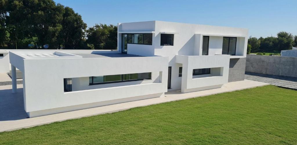 a rendering of a white house at Bella Casa Total House in São Francisco