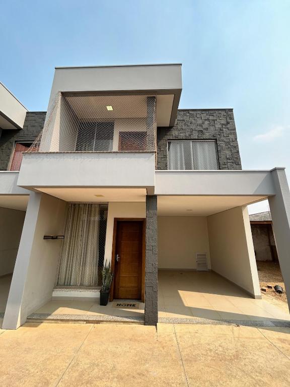 a house with a front entrance with a door at Apartamento Centro 02 in Vilhena