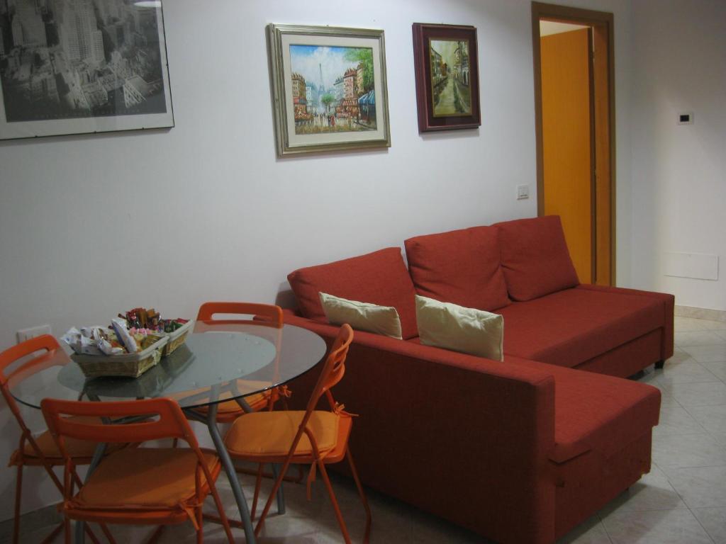 ラ・スペツィアにあるLa casa di Marisaのリビングルーム(赤いソファ、テーブル付)