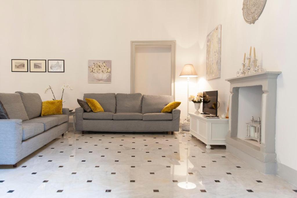 A seating area at The Como Secret Garden