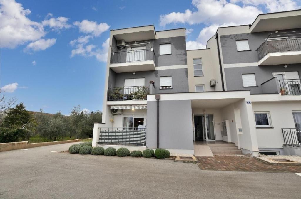 Apartments with parking space Fazana - 22974