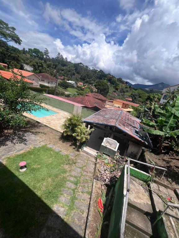 an aerial view of a house with a swimming pool at Granja Bagdá in Araras Petropolis