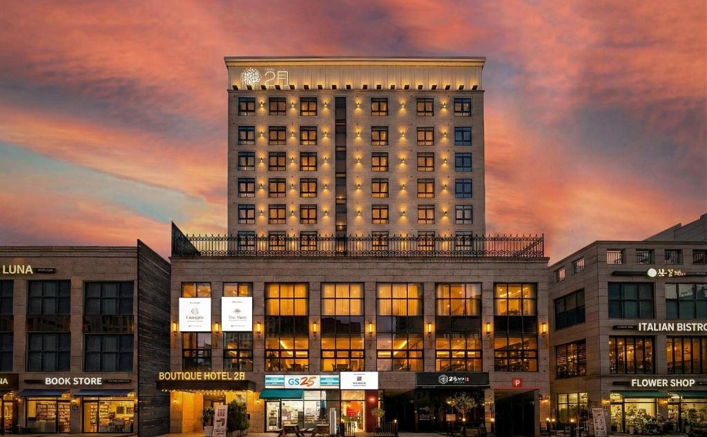 a rendering of a hotel building at dusk at 대구 2월 호텔 동성로점 in Daegu