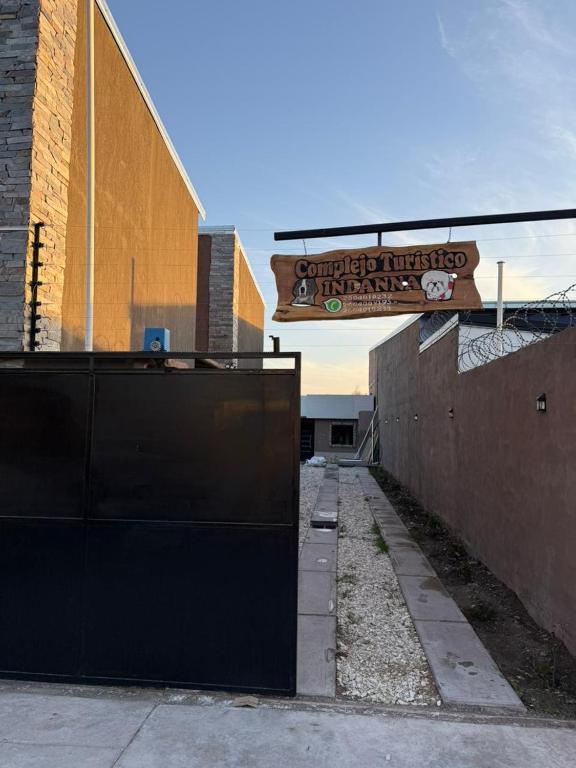 a street sign in front of a building at Complejo Indanna in San Rafael