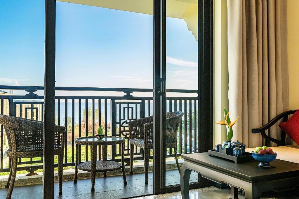 Deluxe King Room with Balcony and Ocean/Riverside View