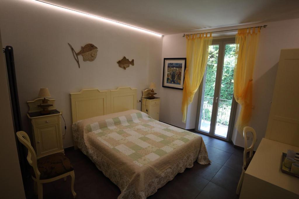 マナローラにある5 TERRE PELAGOSのベッドルーム1室(ベッド1台付)、スライド式ガラスドアが備わります。
