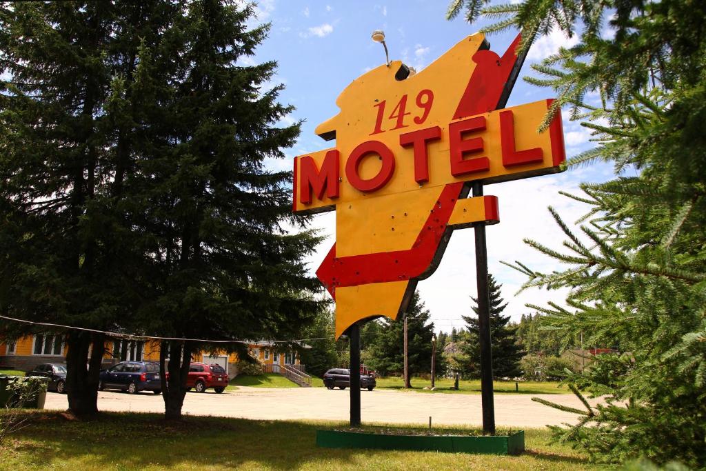 ein Schild für ein Motel auf einem Parkplatz in der Unterkunft Motel 149 in Mont-Tremblant