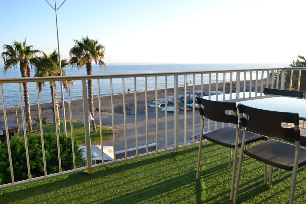 ラ・カラ・デル・モラルにあるNeverending Seaのバルコニー(テーブル、椅子付)、